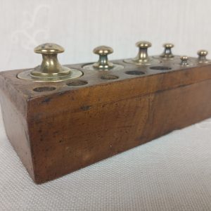 Coffret de six poids en laiton